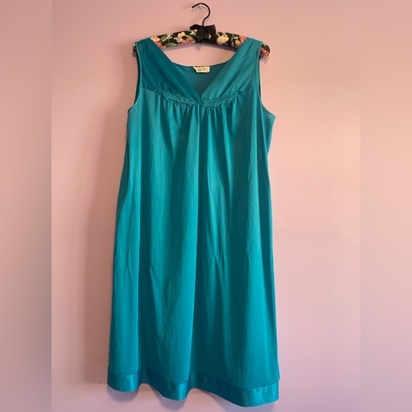 Vintage Vanity Fair Nightgown and robe set in a beautiful teal blue colour - Picture 7 of 16
